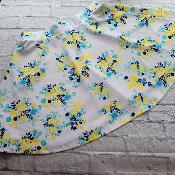 torrid White Floral Scuba Skater Skirt size 1 (plus) - Picture 10 of 12